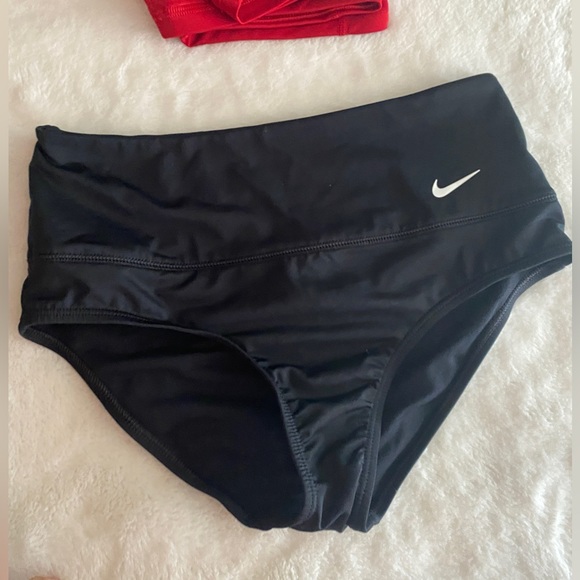 Bundle Nike Shirt, The North Face cropped leggings, Nike High-Waist Swim Bottoms - Picture 15 of 16